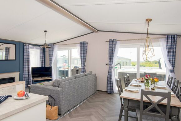 Deluxe 4 Lodge with parking, ensuite, decking & sea view - Wemyss Bay, Wemyss Bay, Renfrewshire