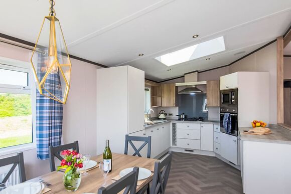 Deluxe Lodge 8 with parking, ensuite, decking, SV P, Deluxe 4 Lodge with parking, ensuite, decking & sea view - Wemyss Bay, Wemyss Bay, Renfrewshire