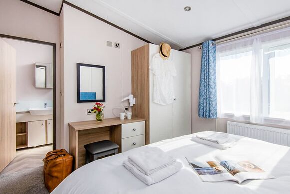 Deluxe Lodge 8 with parking, ensuite, decking, SV P, Deluxe 4 Lodge with parking, ensuite, decking & sea view - Wemyss Bay, Wemyss Bay, Renfrewshire