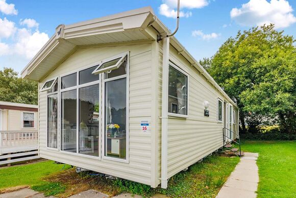 Silver Premium Caravan, Sleeps 6. With dedicated parking and decking. - West Bay, Bridport