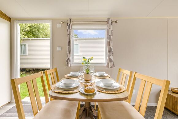 Silver Premium Caravan, Sleeps 6. With dedicated parking and decking. - West Bay, Bridport