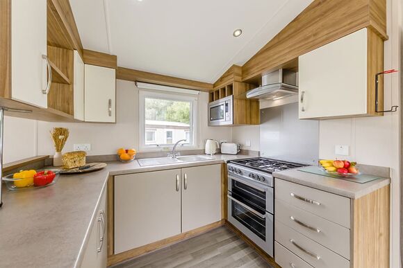 Silver Premium Caravan, Sleeps 6. With dedicated parking and decking. - West Bay, Bridport