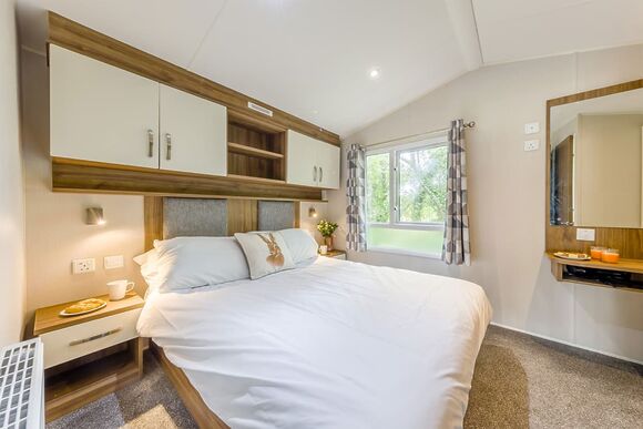 Silver Premium Caravan, Sleeps 6. With dedicated parking and decking. - West Bay, Bridport