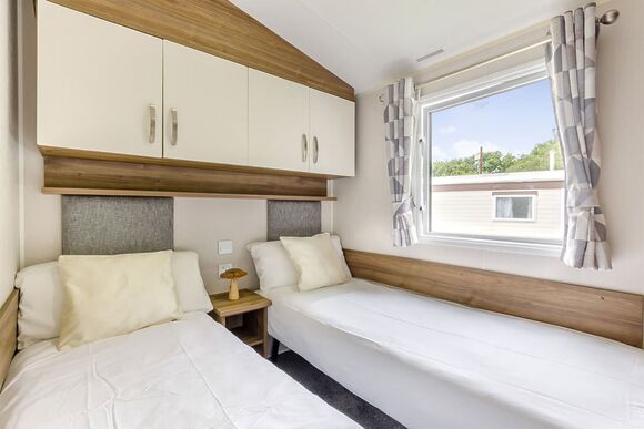 Silver Premium Caravan, Sleeps 6. With dedicated parking and decking. - West Bay, Bridport