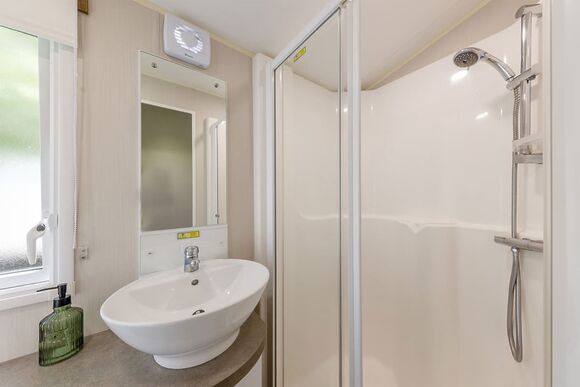 Silver Premium Caravan, Sleeps 6. With dedicated parking and decking. - West Bay, Bridport