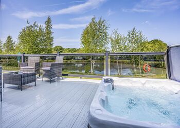 Monument Lakeside Plus Lodge - Woodhall Country Park Lodges, Woodhall Spa