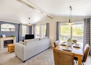Monument Lakeside Plus Lodge - Woodhall Country Park Lodges, Woodhall Spa