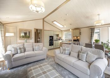 Monument Lakeside Plus Pet Friendly - Woodhall Country Park Lodges, Woodhall Spa