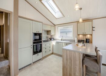 Monument Lakeside Plus Pet Friendly - Woodhall Country Park Lodges, Woodhall Spa