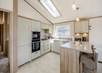 Monument Lakeview Plus Lodge - Woodhall Country Park Lodges, Woodhall Spa