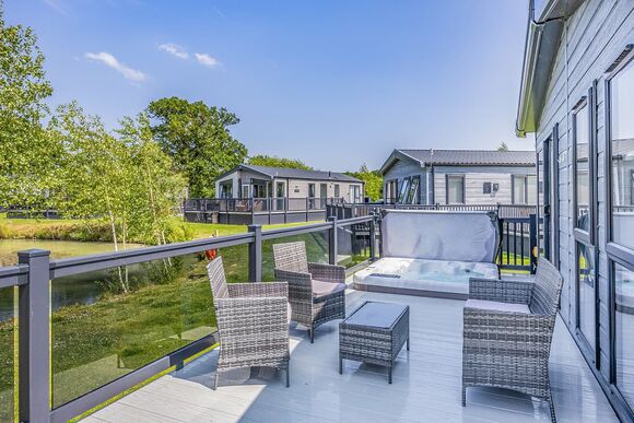 Monument Lakeside Plus Lodge - Woodhall Country Park Lodges, Woodhall Spa