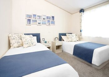 8 Berth Luxury Lodge with Hot Tub (Pet) - Whitecliff Bay Holiday Park, Bembridge