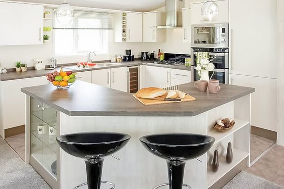 8 Berth Luxury Lodge with Hot Tub (Pet) - Whitecliff Bay Holiday Park, Bembridge