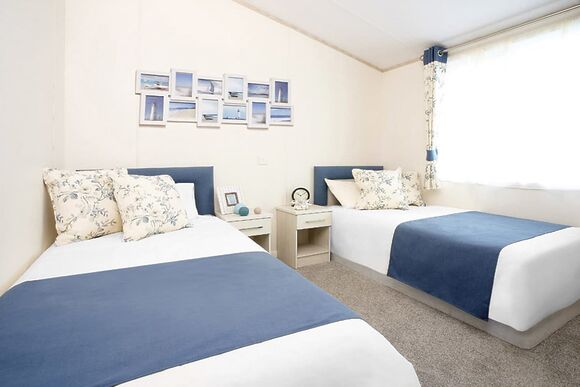 8 Berth Luxury Lodge with Hot Tub (Pet) - Whitecliff Bay Holiday Park, Bembridge