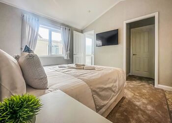 Smugglers Lodge - Wide Horizons Holiday Park, Ceredigion