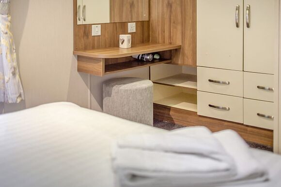 Silver Premium Caravan with parking - White Acres, Newquay