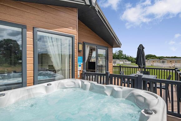 Deluxe Lodge with parking, ensuite & decking, Deluxe Lodge 4 with parking, ensuite & decking P - White Acres, Newquay