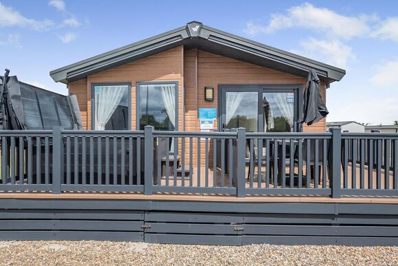 Deluxe Lodge with parking, ensuite & decking, Deluxe Lodge 4 with parking, ensuite & decking P - White Acres, Newquay