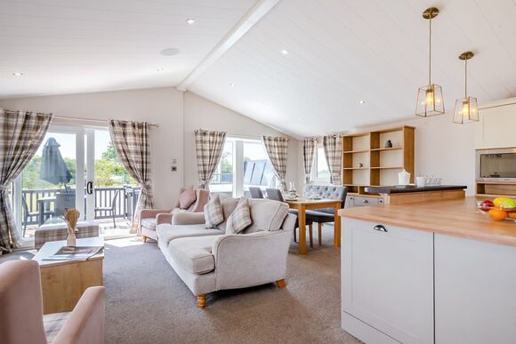 Deluxe Lodge 4 with parking, ensuite & decking P, Deluxe Lodge with parking, ensuite & decking - White Acres, Newquay