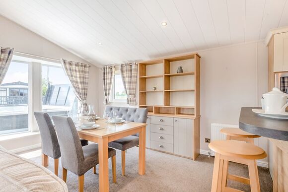 Deluxe Lodge with parking, ensuite & decking, Deluxe Lodge 4 with parking, ensuite & decking P - White Acres, Newquay