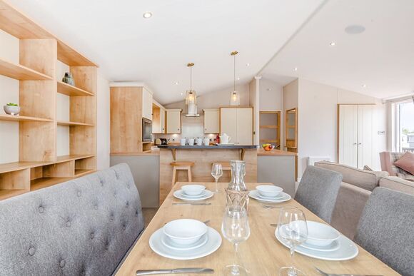Deluxe Lodge with parking, ensuite & decking, Deluxe Lodge 4 with parking, ensuite & decking P - White Acres, Newquay