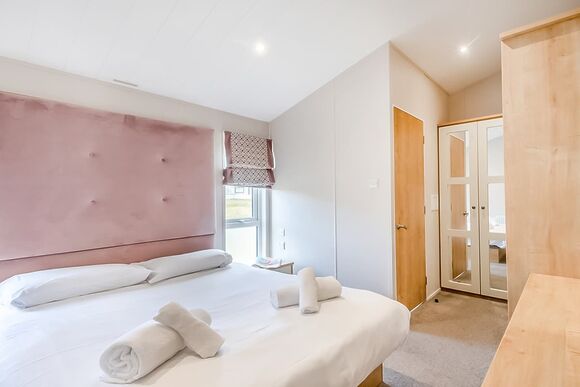 Deluxe Lodge with parking, ensuite & decking, Deluxe Lodge 4 with parking, ensuite & decking P - White Acres, Newquay