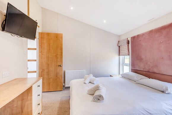 Deluxe Lodge with parking, ensuite & decking, Deluxe Lodge 4 with parking, ensuite & decking P - White Acres, Newquay