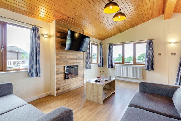 Deluxe Lodge 8 with parking, ensuite & decking P, Deluxe 3 Lodge with parking, ensuite & decking - White Acres, Newquay