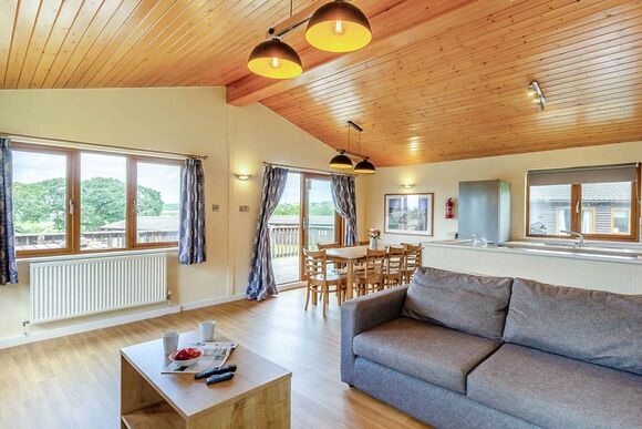 Deluxe Lodge 8 with parking, ensuite & decking P, Deluxe 3 Lodge with parking, ensuite & decking - White Acres, Newquay