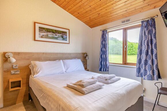 Deluxe Lodge 8 with parking, ensuite & decking P, Deluxe 3 Lodge with parking, ensuite & decking - White Acres, Newquay