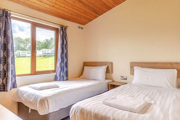 Deluxe 3 Lodge with parking, ensuite & decking, Deluxe Lodge 8 with parking, ensuite & decking P - White Acres, Newquay