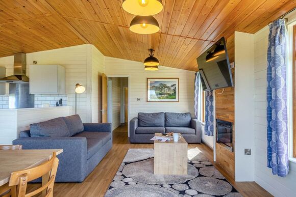 Deluxe Lodge 8 with parking, ensuite & decking P, Deluxe Lodge with parking, ensuite & decking - White Acres, Newquay