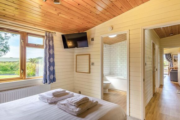 Deluxe Lodge with parking, ensuite & decking, Deluxe Lodge 8 with parking, ensuite & decking P - White Acres, Newquay