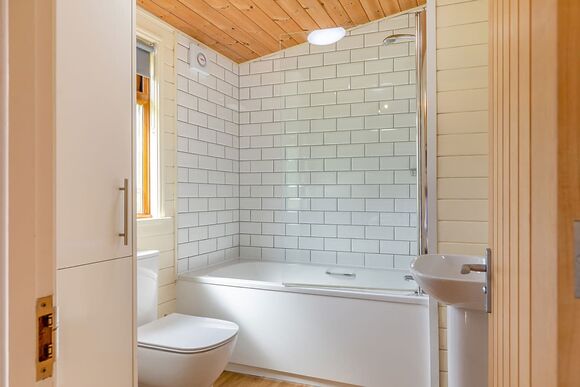 Deluxe Lodge with parking, ensuite & decking, Deluxe Lodge 8 with parking, ensuite & decking P - White Acres, Newquay