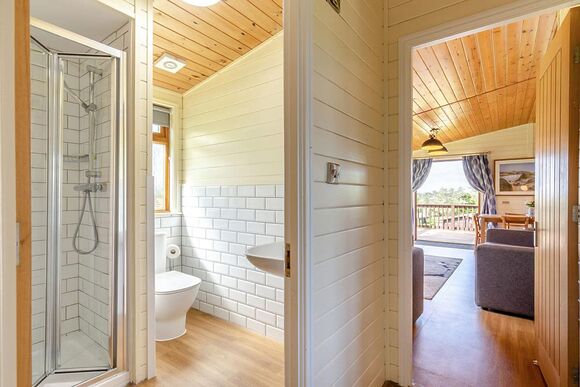 Deluxe Lodge 8 with parking, ensuite & decking P, Deluxe Lodge with parking, ensuite & decking - White Acres, Newquay