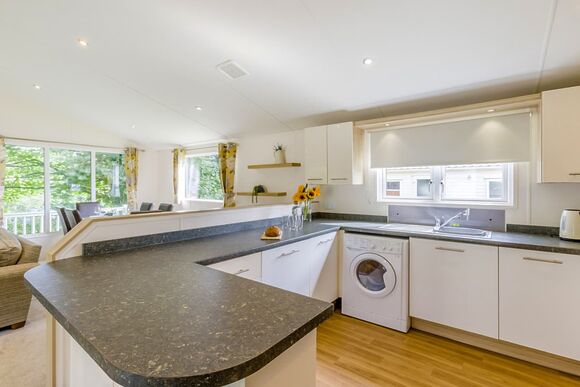 Prestige Lodge with parking, ensuite, decking & lake view - White Acres, Newquay