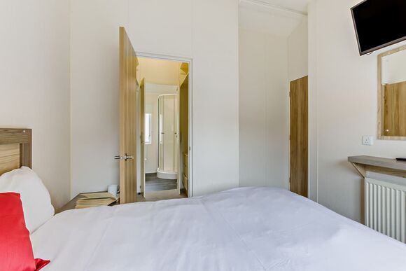 Prestige Lodge with parking, ensuite, decking & lake view - White Acres, Newquay