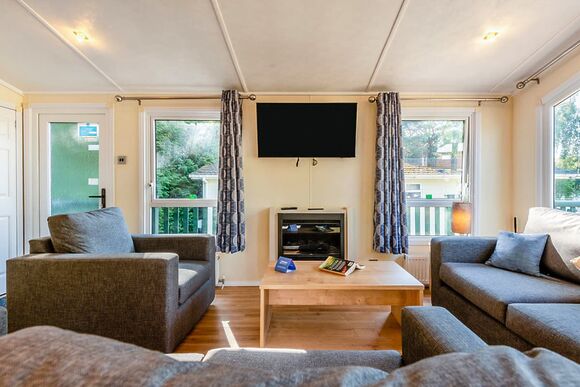 Superior Lodge with parking, ensuite, decking & lake view - White Acres, Newquay