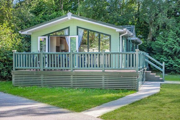 Superior Lodge with parking, ensuite, decking & lake view - White Acres, Newquay