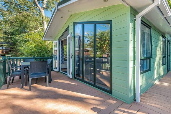 Superior Lodge with parking, ensuite, decking & lake view - White Acres, Newquay