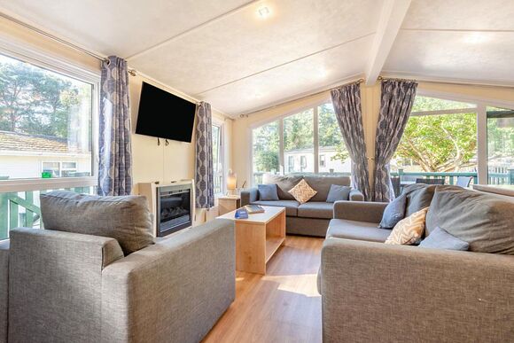 Superior Lodge with parking, ensuite, decking & lake view - White Acres, Newquay