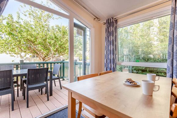 Superior Lodge with parking, ensuite, decking & lake view - White Acres, Newquay