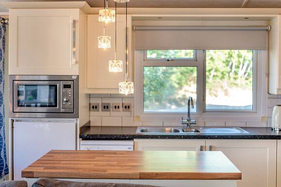 Superior Lodge with parking, ensuite, decking & lake view - White Acres, Newquay