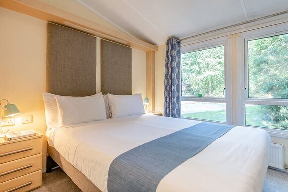 Superior Lodge with parking, ensuite, decking & lake view - White Acres, Newquay
