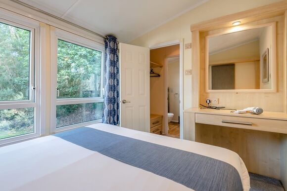 Superior Lodge with parking, ensuite, decking & lake view - White Acres, Newquay