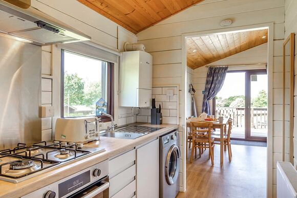 Superior Lodge with decking & lake view - White Acres, Newquay