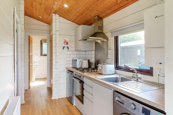 Superior Lodge with decking & lake view - White Acres, Newquay