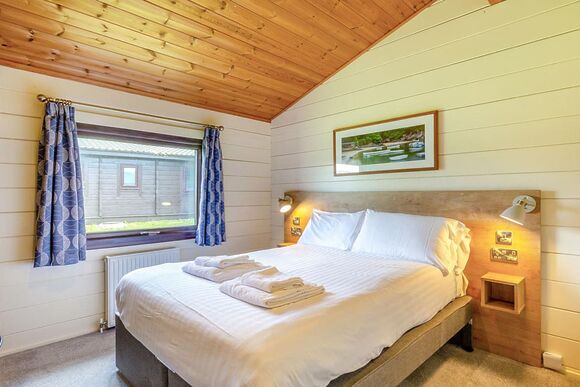 Superior Lodge with decking & lake view - White Acres, Newquay