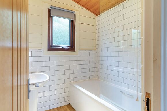 Superior Lodge with decking & lake view - White Acres, Newquay