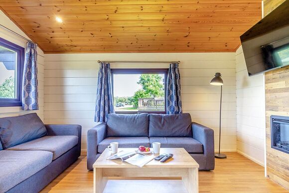 Superior Lodge with decking & lake view, Superior Lodge 6 with decking & lake view P - White Acres, Newquay